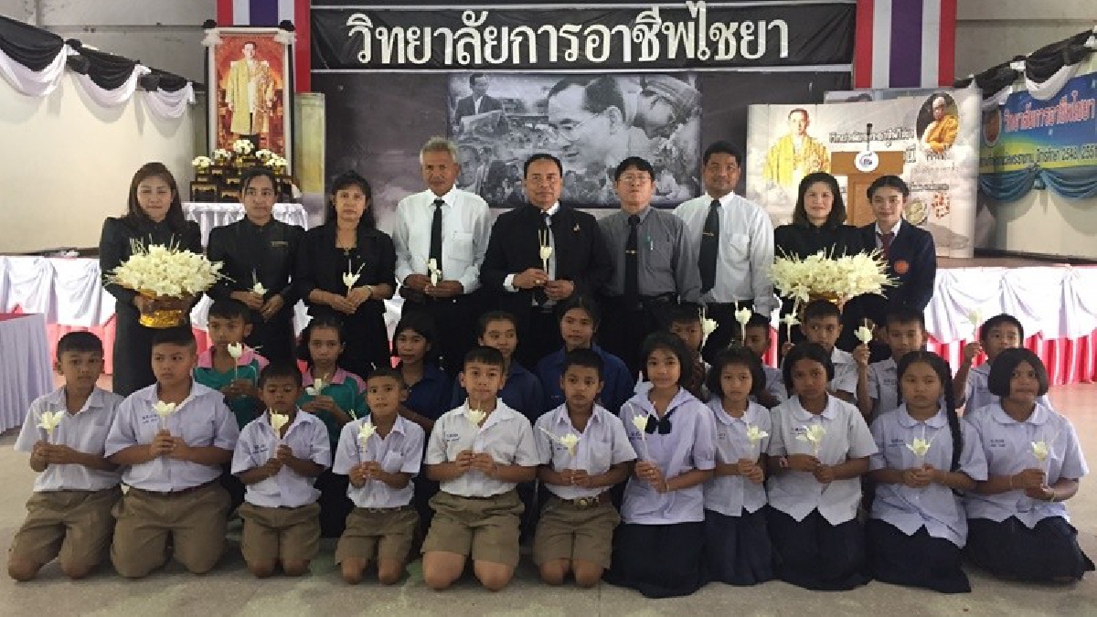 นักเรียนประถม มัธยม กว่า 120 ชีวิตของ อ.ไชยา รวมใจ เรียนรู้การทำดอกไม้จันทน์ เพื่อนำไปถวายในพระราชพิธีถวายพระเพลิงพระบรมศพฯ ร.๙(มีคลิป)
