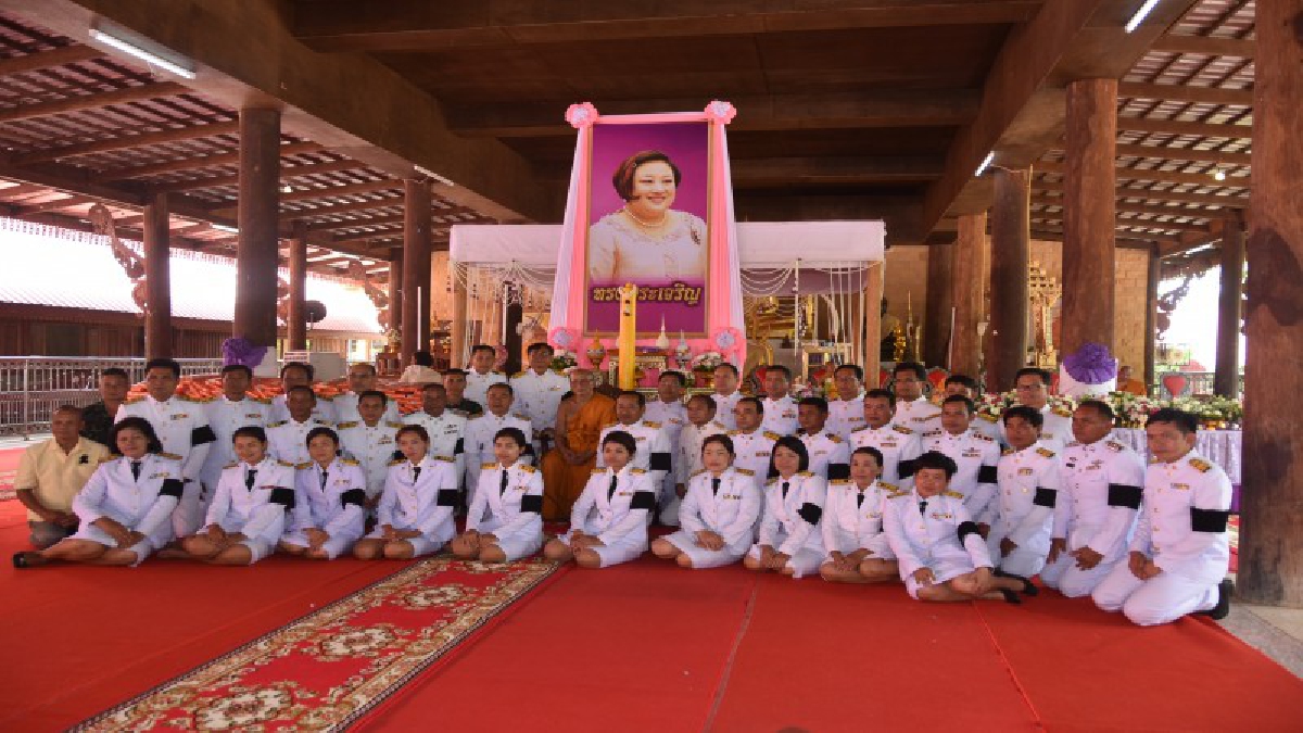 สุดซาบซึ้ง!! พระเจ้าวรวงศ์เธอ พระองค์เจ้าโสมสวลี พระราชทานต้นเทียนพรรษาแก่วัดไพรพัฒนา จ.ศรีสะเกษ (มีคลิป)