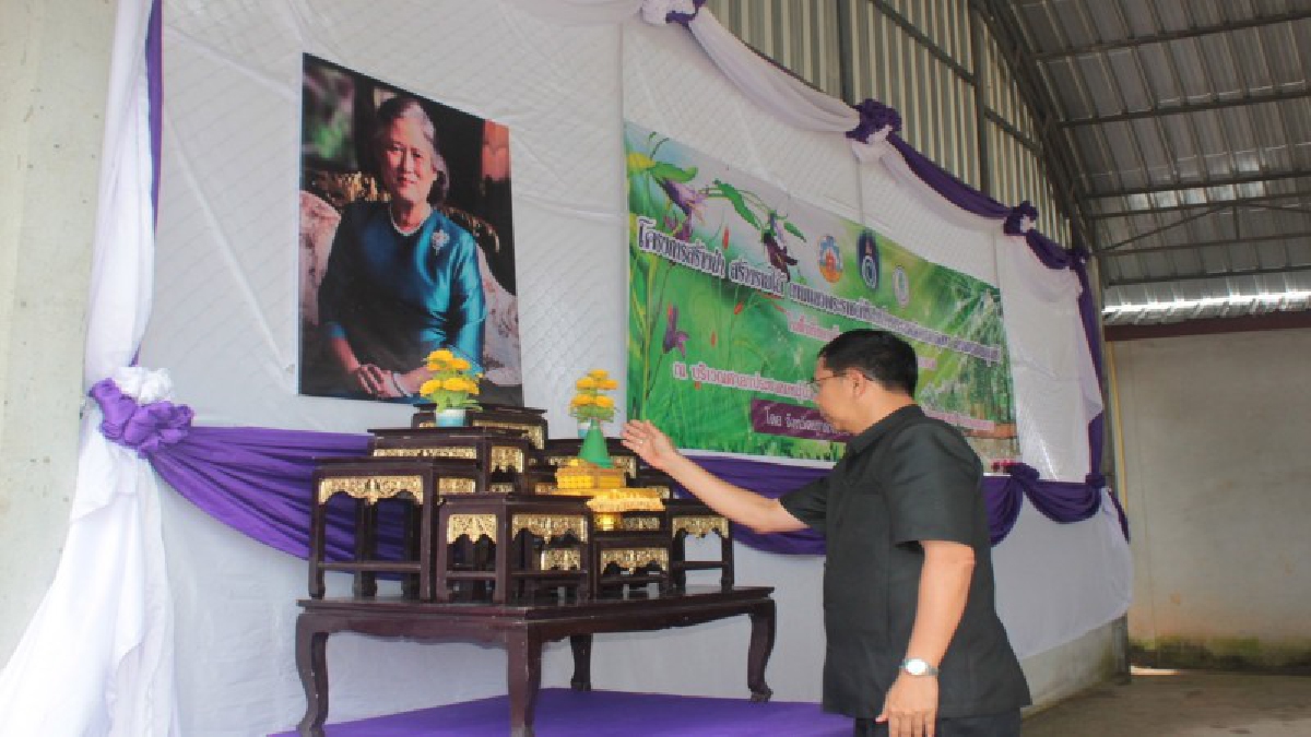 มุกดาหาร!! ผวจ.นำปลูกป่า สร้างรายได้ ตามแนวพระราชดำริ สมเด็จพระเทพรัตนราชสุดาฯ สยามบรมราชกุมารี ในพื้นที่ขยายโครงการปี 2560 (มีคลิป)