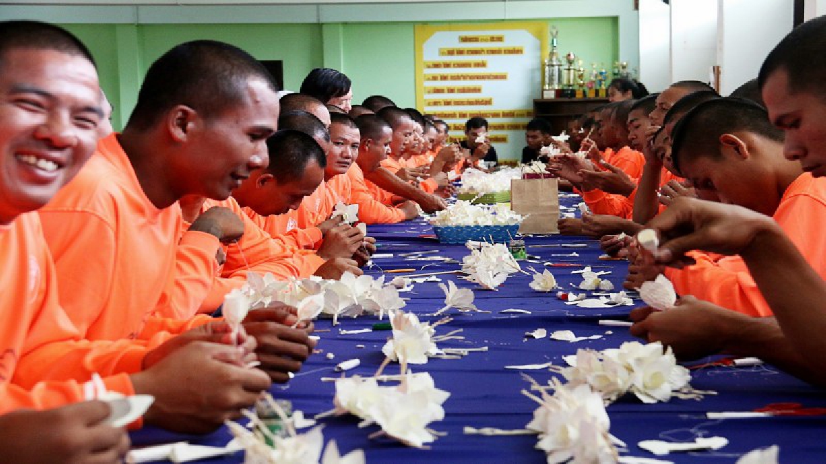 รวมใจเป็นหนึ่ง!! นักเรียนวิวัฒน์พลเมือง กองทัพเรือ รวมทำดอกไม้จันทน์จำนวน 10,000 ดอก ใช้ในพระราชพิธีถวายพระเพลิงพระบรมศพ ในหลวงร.9 (มีคลิป)