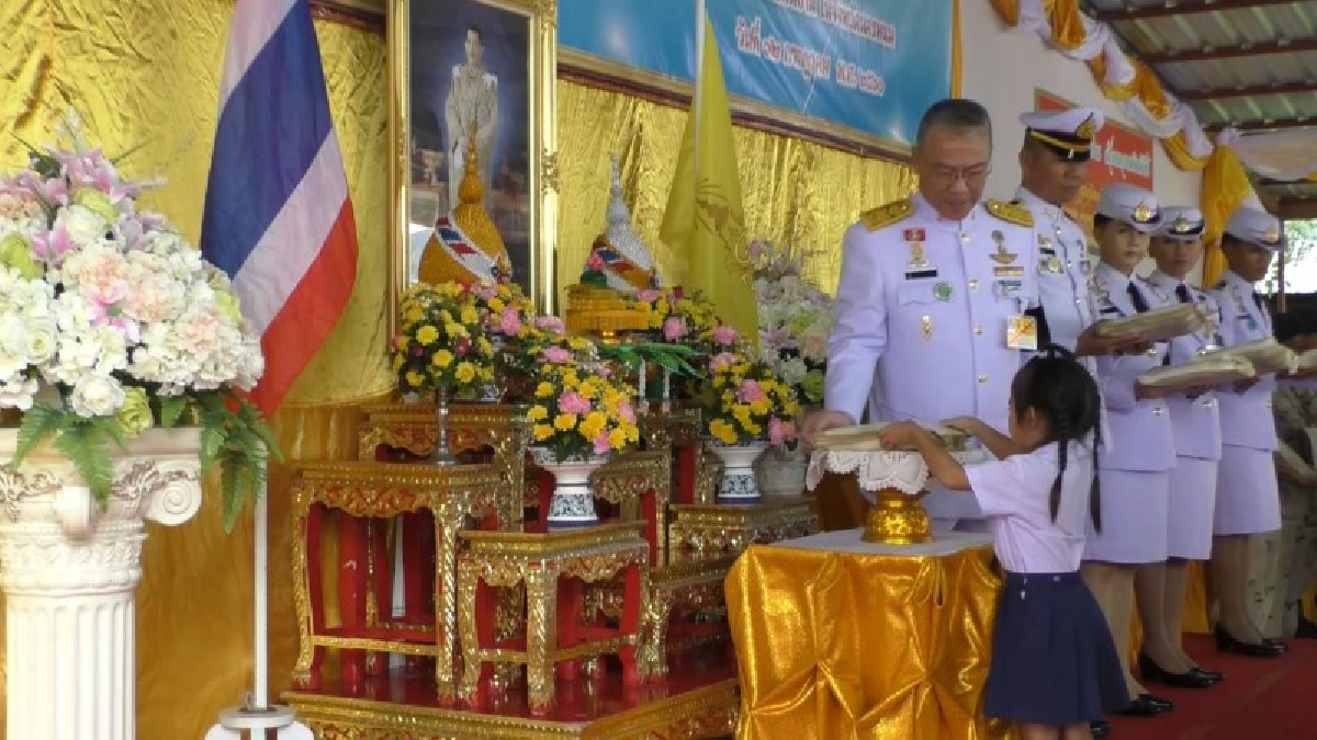 จังหวัดนครพนม!! สมเด็จพระเจ้าอยู่หัวมหาวชิราลงกรณ บดินทรเทพยวรางกูร รัชกาลที่ 10 พระราชทานเครื่องเขียนและอาหาร แก่ ร.ร. 3 แห่ง (มีคลิป)