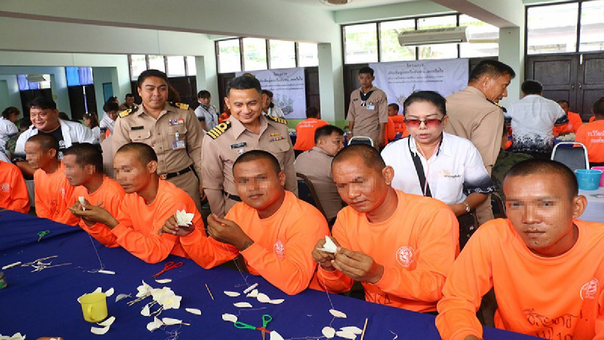 ร่วมมือ..ร่วมใจ!? นร.วิวัฒน์พลเมืองกองทัพเรือ 1 ร่วมประดิษฐ์ &ldquo;ดอกไม้จันทน์ ดอกไม้ใจ&rdquo; 9,999 ดอก ถวายในหลวงร.9