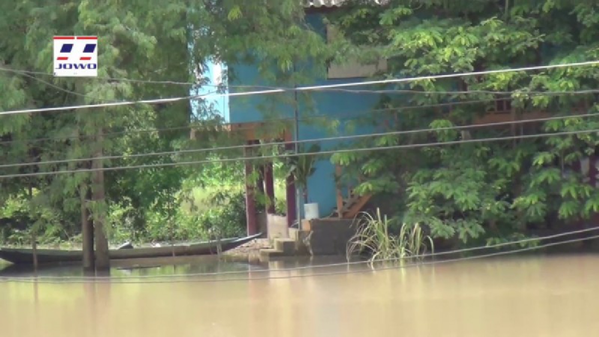 อุทัยธานี หลังเกิดฝนตกหนักติดต่อกัน ระดับน้ำในแม่น้ำเจ้าพระยาหนุนสูง น้ำเอ่อล้นตลิ่ง ไหลเข้าท่วมบ้านเรือนประชาชนได้รับความเสียหาย(มีคลิป)