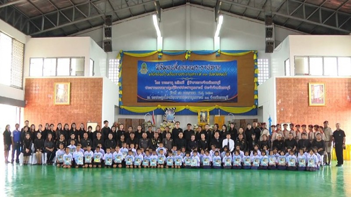 ลพบุรี!! มูลนิธิราชประชานุเคราะห์ในพระบรมราชูปถัมภ์ มอบอุปกรณ์การเรียนและผ้าขนหนูพระราชทานแก่เด็ก นร.ยากจน ร.ร.ประชานุเคราะห์ 33 (คลิป)