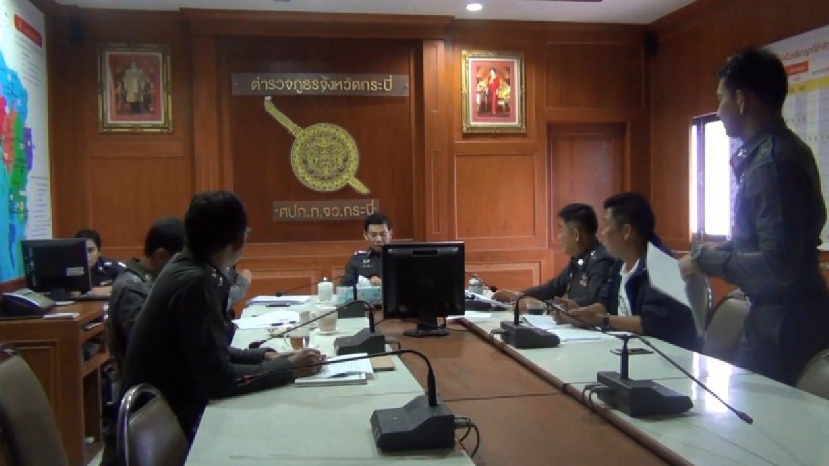เร่งคลายปม!! ตำรวจระดมชุดสืบสวน เร่งตรวจวงจรปิดบ้านเพื่อนสาว คดี"ฆ่าล้างครัวผู้ใหญ่บ้าน 8 ศพ" (มีคลิป)