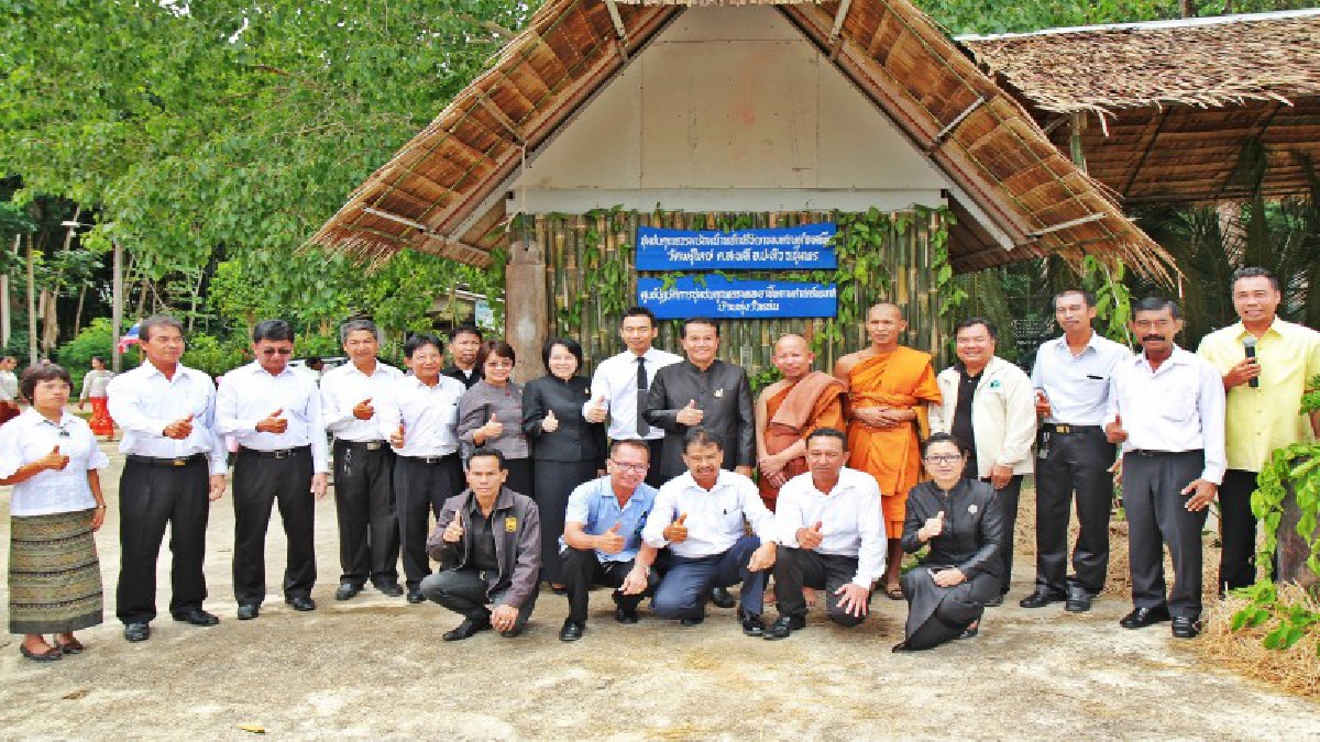 ชุมพร!! เปิดชุมชนคุณธรรมน้อมนำหลักปรัชญาของเศรษฐกิจพอเพียงต้นแบบตามรอยเท้าพ่อ เพื่อชุมชนเข้มแข็ง (มีคลิป)