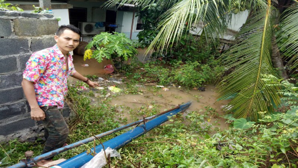 เดือนร้อนหนัก!! หลังฝนตกกระหน่ำหนัก อ.กบินทร์บุรี ส่งผลให้เกิดน้ำฝนท่วมขัง บ้านเรือนประชาชน (มีคลิป)