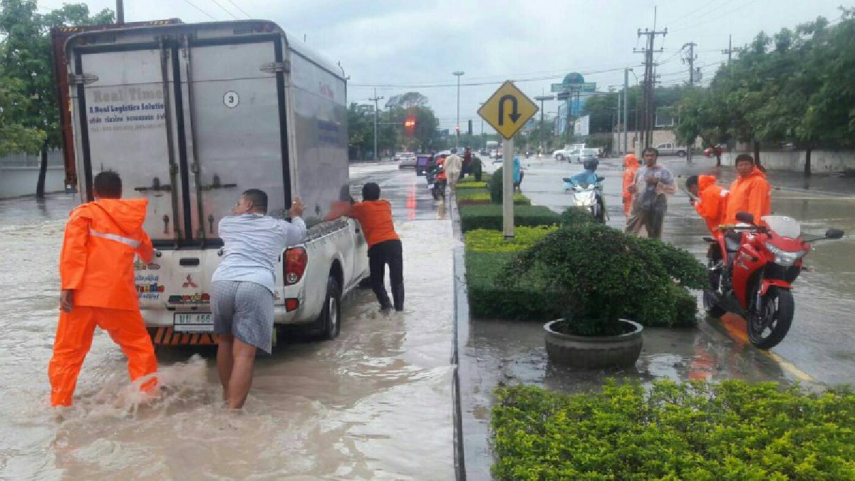 ฝนถล่มเครือสหพัฒน์-ศรีราชา ข้ามคืนข้ามวันยังไม่หยุด นักเรียน ประชาชน คนทำงาน รถจมน้ำเป็นแถวเดือดร้อนกันทั่วหน้า(มีคลิป)