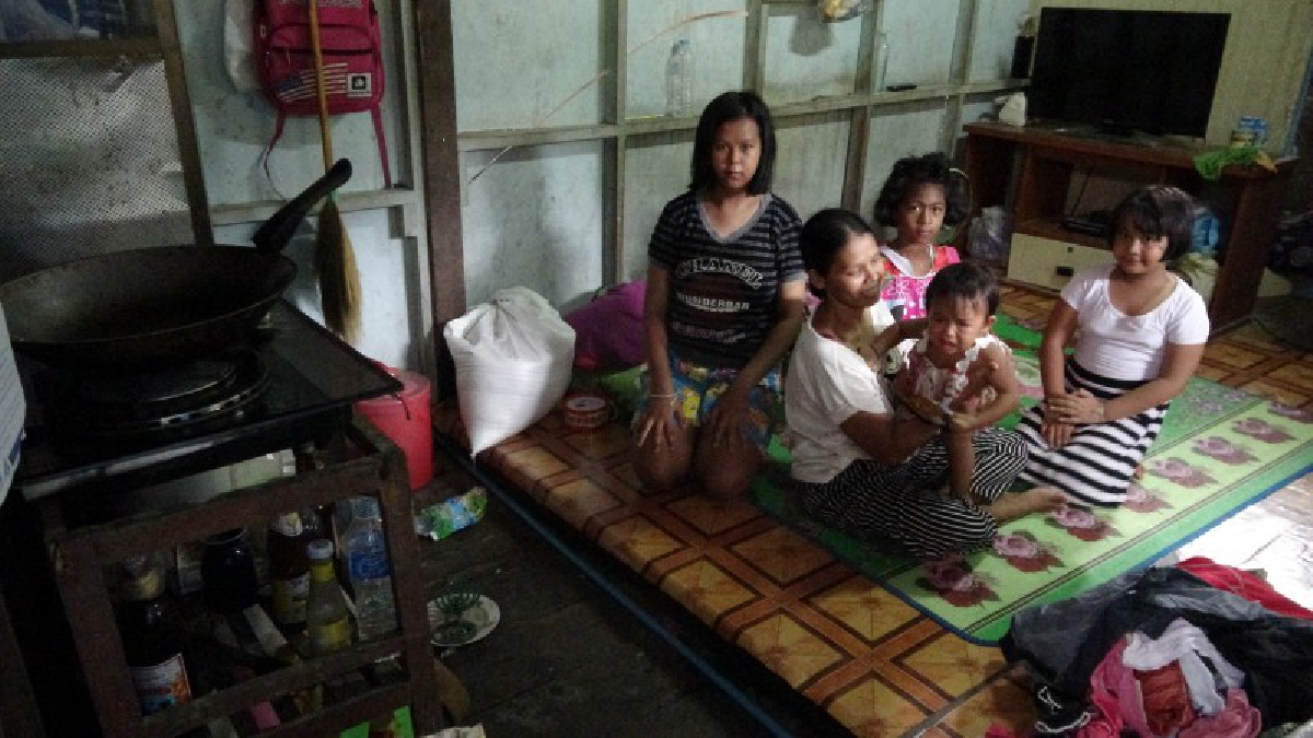 อนาถใจ!!สาวเมืองสตูล เลี้ยงลูก 4 คน ป่วยออทิสติก 1 อาศัยเงินจากสามีก็ไม่พอยาไส้ ชาวบ้านสุดสงสารไร้ทางช่วย วอนผู้ใจบุญช่วยเหลือ