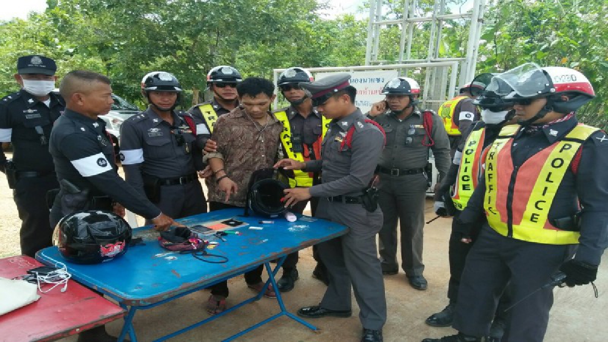 ตร.จราจรชัยภูมิจับแก๊งค้ายาบ้าคาด่านตรวจ จนมุมของกลาง 100 เม็ด