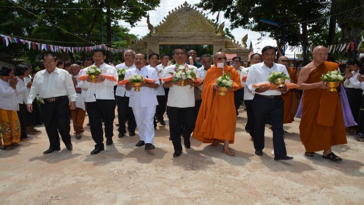 มหากุศล!! หลวงพ่อพุฒนำพุทธศาสนิกชนชาวศรีสะเกษ กว่า 3,000 คน บุกเขมรถวายเทียนพรรษา 90 วัด  เงินสด 38 ล้านเรียลเศษ (คลิป)