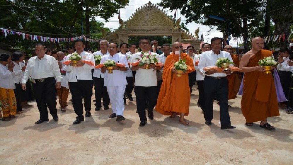 มหากุศล!! หลวงพ่อพุฒนำพุทธศาสนิกชนชาวศรีสะเกษ กว่า 3,000 คน บุกเขมรถวายเทียนพรรษา 90 วัด  เงินสด 38 ล้านเรียลเศษ (คลิป)
