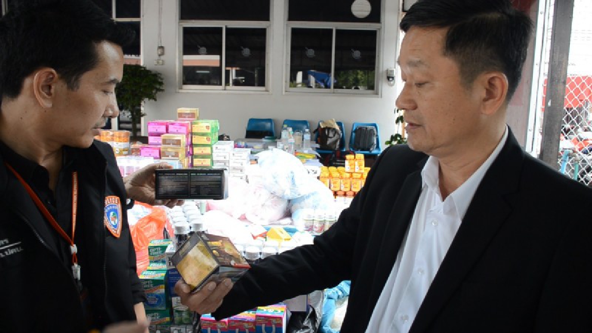 ความปลอดภัย...สำคัญ!? อย.ร่วมกับ ปคบ. จับยา อาหารเสริมและเครื่องสำอาง ผิดกฎหมาย ในตลาดโบ้เบ้อุดรฯ จับได้เพียบ มูลค่ากว่า 5 แสนบาท (มีคลิป)