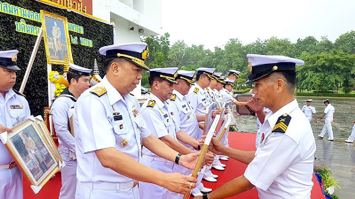 ฟ้ารับรู้..ในความภักดี สายฝนโหมกลางพิธี ผบ.หน่วยรบ สอ.รฝ. มอบพระบรมฉายาลักษณ์ในหลวง ร.10 ให้เป็นที่เทิดทูนเหล่านักรบ (ชมคลิป)