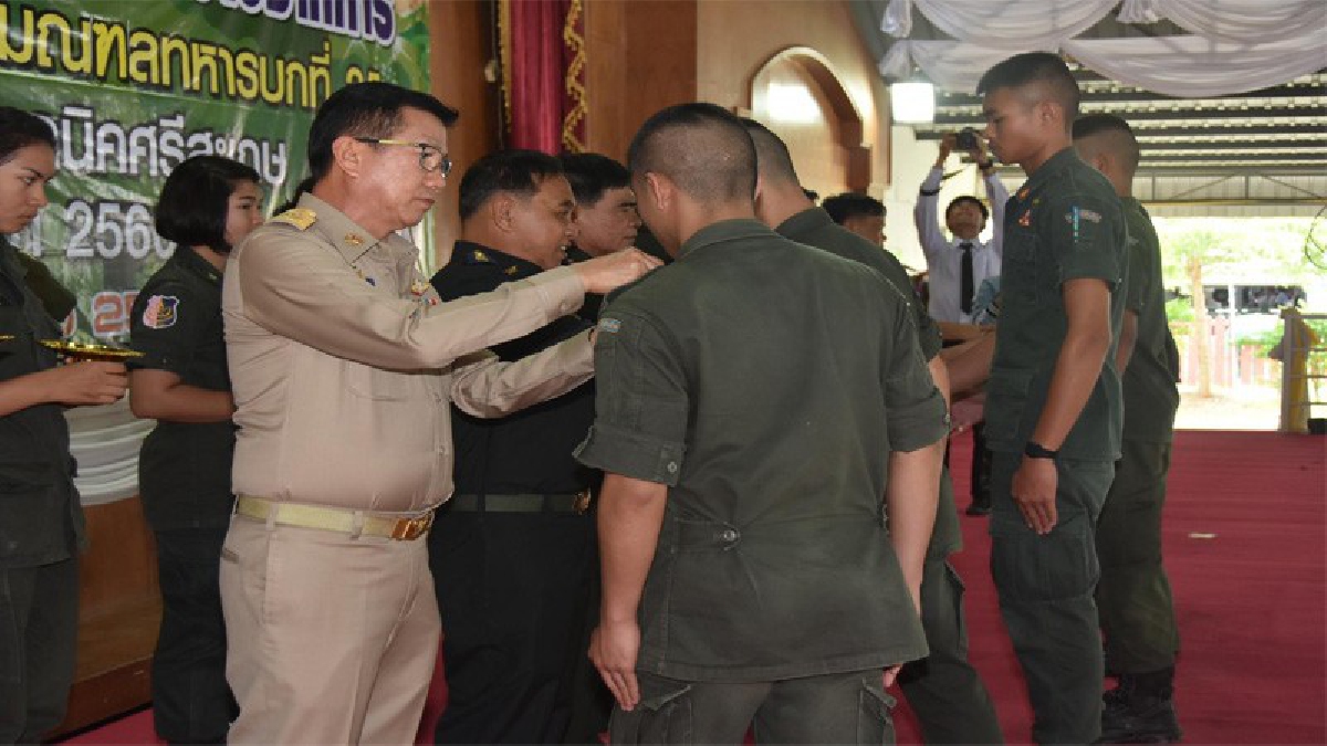 ผวจ.ศรีสะเกษ เป็นประธานในการประดับเครื่องหมายนักศึกษาวิชาทหารบังคับบัญชา พร้อมกล่าวเปิดการฝึกภาคปกติของนักศึกษาวิชาทหาร ประจำปี2560