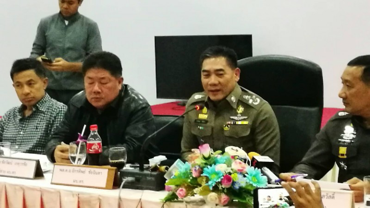 ผบ.ตร. ลงพื้นที่ ตามติดคดีคนร้ายฆ่ายกครัวผญบ.ไม่ยืนยันว่าพบรถยาริสของผู้ใหญ่จอดทิ้งริมถนนเซ้าเทิร์น ชี้ให้ปชช.ช่วยแจ้งเบาะแส (คลิป)