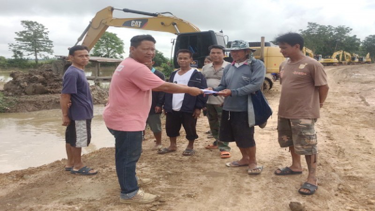 ทุกข์ชาวนา!! เกษตรกรสุโขทัยบุกไซต์งานผู้รับเหมา วอนเร่งขุดเปิดทางระบายน้ำ หลังเจอฝนตกหนักนาน 24 ชม. จนน้ำท่วมนาข้าวเกือบ 1 พันไร่