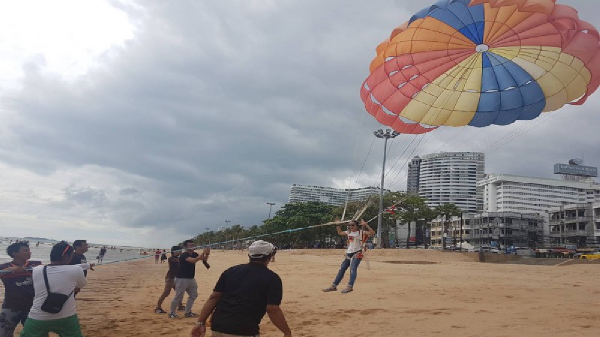 รับประกันความปลอดภัย!! ผู้ประกอบการ พาราเซลเมืองพัทยา เปิดอก มั่นใจความปลอดภัย เผยกว่า 40 ปีที่ประกอบอาชีพนี้"ไม่เคยมีอุบัติเหตุ" (มีคลิป)