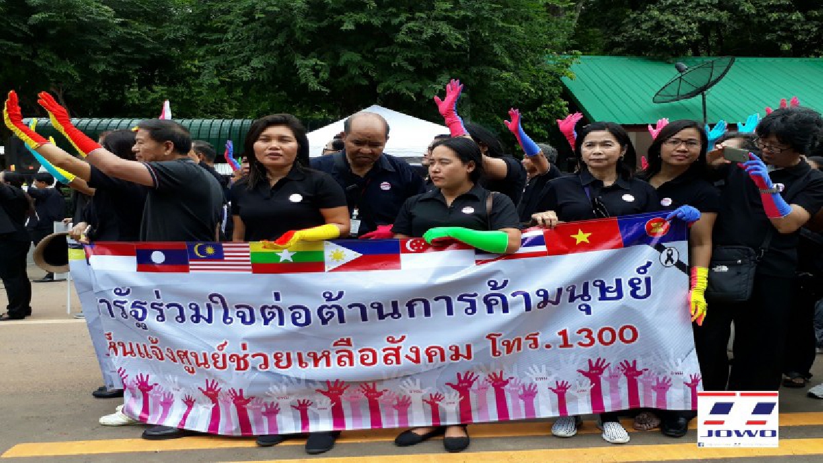 รมว.พม.รุก!! ติดตามผลสถานการณ์การ "ค้ามนุษย์" ด่านช่องจอม พร้อมประกาศเจตนารมณ์ "ประชารัฐร่วมใจต่อต้านการค้ามนุษย์" ให้หมดสิ้น (มีคลิป)