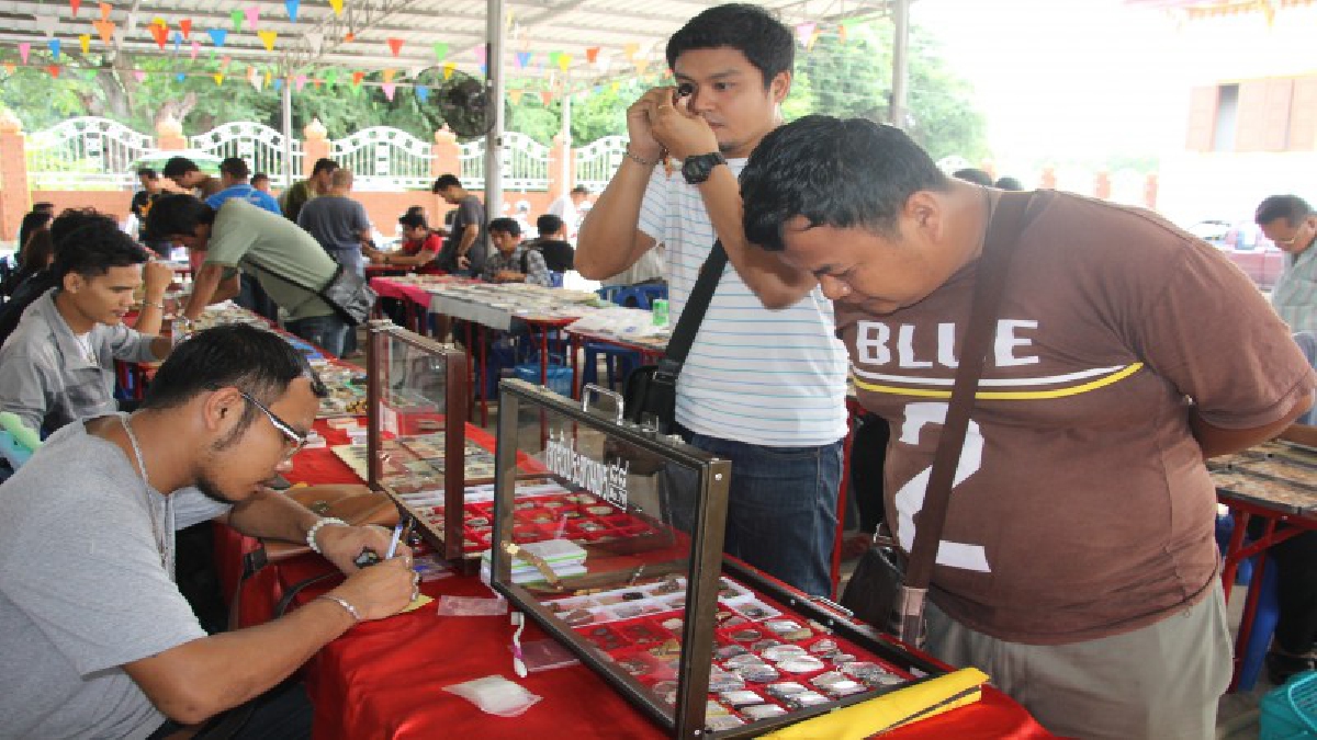เซียนพระต้องมา!! เซียนพระนับร้อยรวมตัว ในงานตลาดนัดพระเครื่อง "วัดตะเคียน" รวมตัวตั้งแผงพระให้ ปชช.ได้มาชมและเช่า-แลกเปลี่ยน (ชมคลิป)
