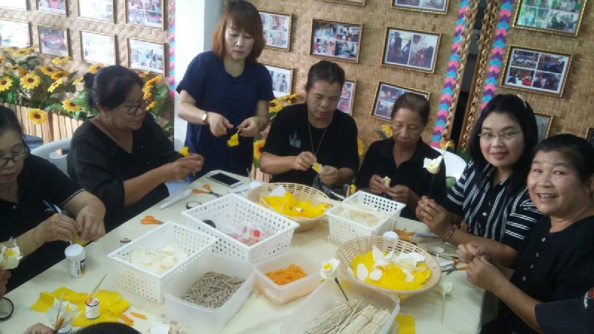 ร่วมมือร่วมใจ!! พร้อมใจกันร่วมประดิษฐ์ดอกไม้จันทน์ ด้วยใจที่ตั้งมั่น เพื่อใช้ในงานพระราชพิธีถวายพระเพลิงพระบรมศพพ่อหลวง ร.๙ (มีคลิป)