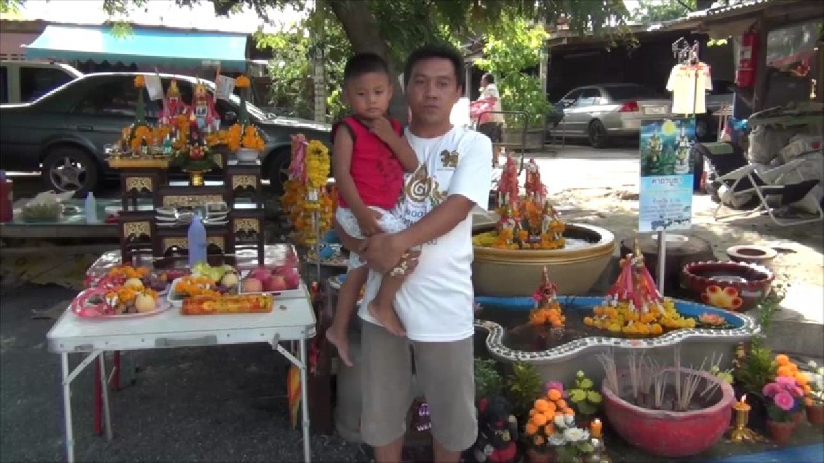 ฮือฮา!! หนุ่มอ่างทอง ถูกหวยติดกัน 8 งวดซ้อน สร้างวังพ่อปู่ศรีสุทโธ แม่ย่าศรีปทุมมานาคราช แห่งเกาะคำชะโนดไว้ที่บ้าน แถมจ้างหนังมาฉายโชว์