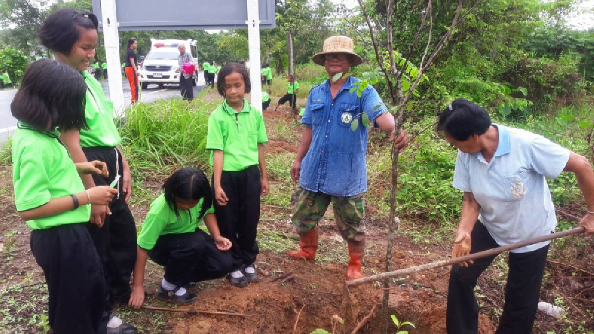 ตราด!! ร่วมใจปลุกป่าพญาเสือโคร่ง ถวาย ร.10 พร้อมปลูกฝังให้เด็ก เยาวชน ประชาชนรักธรรมชาติและสิ่งแวดล้อม ร่วมมือกันดูแลรักษาป่า (มีคลิป)