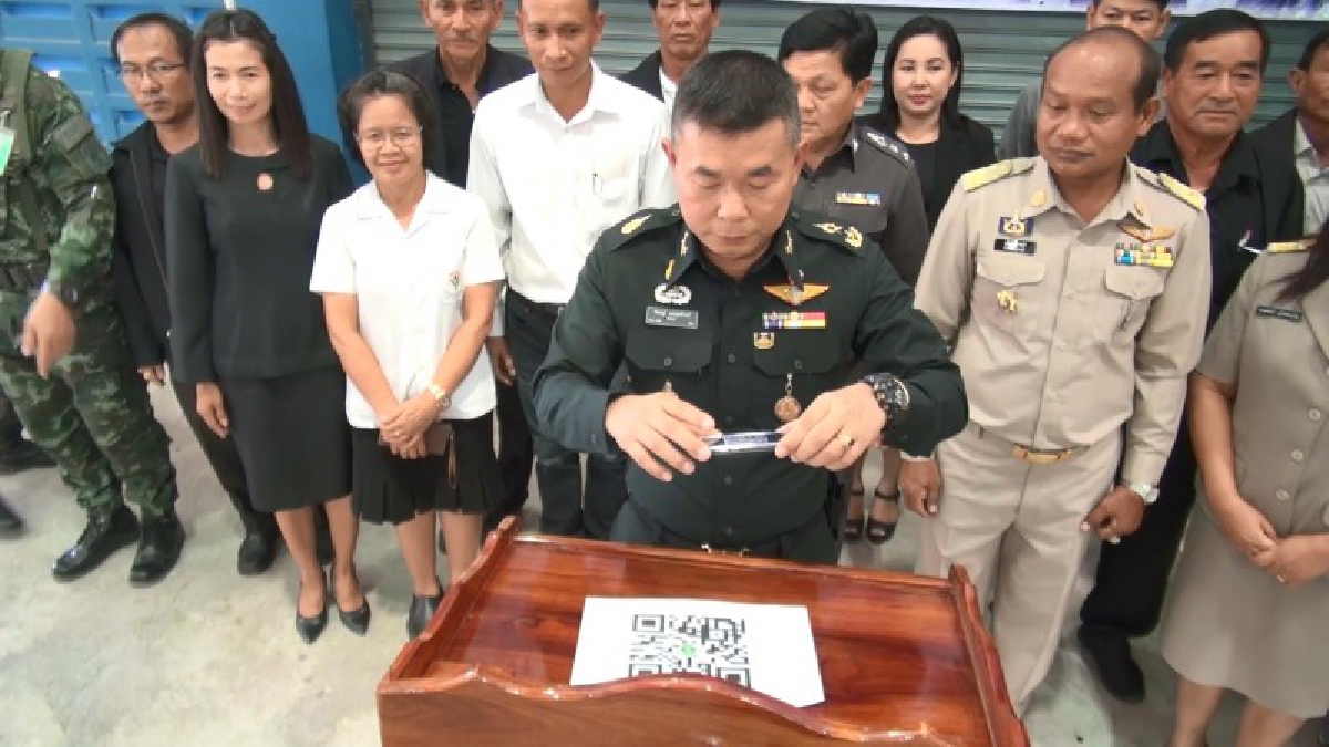 สุดไฮเทค!! ผบ.มทบ 25 สแกนคิวอาร์โค้ดไลน์ กลุ่มผู้นำชุมชน รุกสร้างเครือข่าย ความมั่นคง และแจ้งเบาะแสต่างๆในพื้นที่ จ.สุรินทร์ (มีคลิป)
