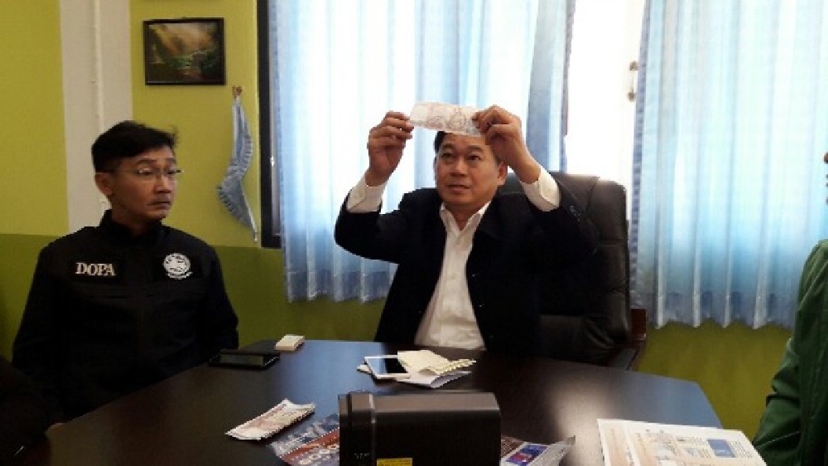 ผวา!!!รองผู้ว่าฯเพชรบูรณ์แนะสังเกตแบงค์ จริง-ปลอม!!ล่าสุดแม่ค้าหวั่นใบละ1,000 เป็นไปได้ขอรับแบงค์อื่นแทน