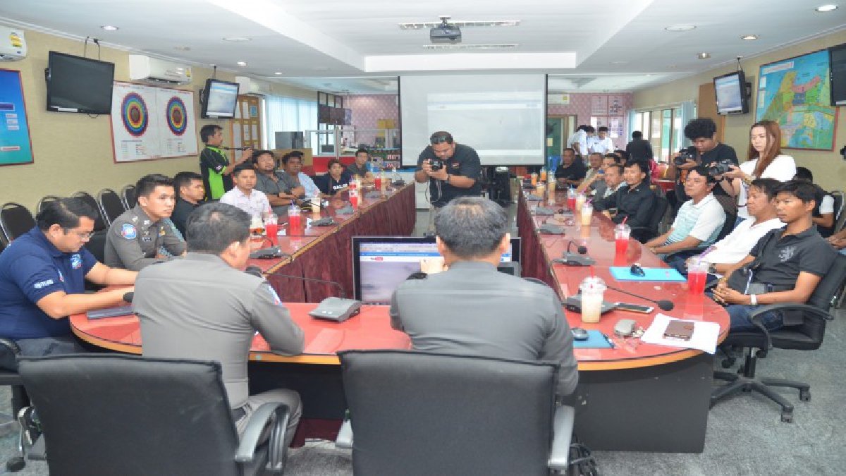 ตร.ทท.ร่วม สภ.เมืองพัทยาเรียกผู้ประกอบการซีวอล์กเกอร์ทำความเข้าใจ และลดความเสี่ยงที่จะเกิดขึ้นตามมาจากความไม่เข้าใจของนักท่องเที่ยว (มีคลิป)