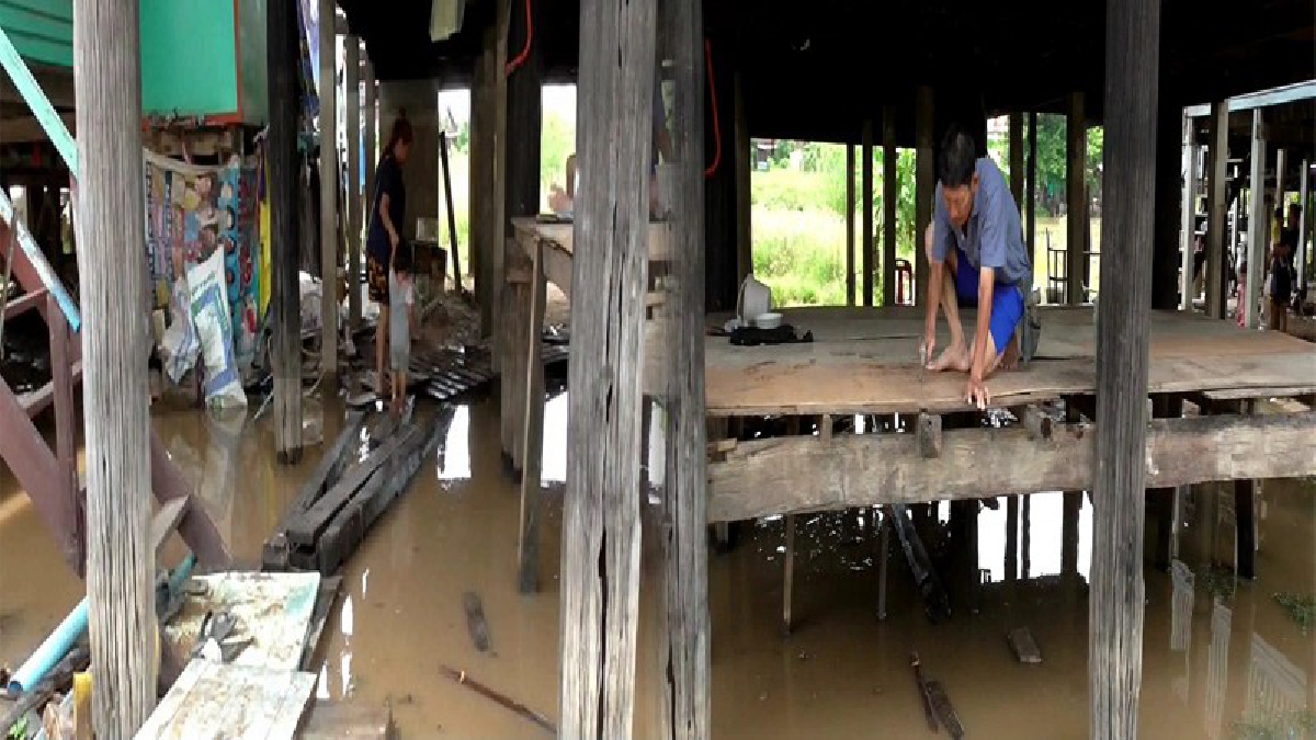 เตรียมรับมือ!! ชาวบ้านอ่างทอง เร่งสร้างนั่งร้านชั่วคราว ยกสูงกว่า 2 เมตร รับมือน้ำที่เอ่อล้นจากแม่น้ำน้อย เข้าท่วมบริเวณชั้นล่างของตัวบ้าน