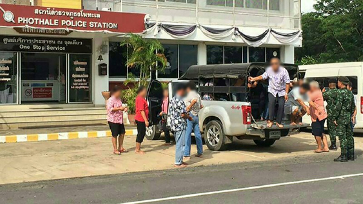 สุดโจ่งครึ่ม!!เล่นเป็นอาชีพ!!ทหารตำรวจฝ่ายปกครองบุกทลายบ่อนไฮโล จับนักพนันทั้งหัวดำ หัวขาว กว่า 30 คนเดินคอตกขึ้นโรงพัก