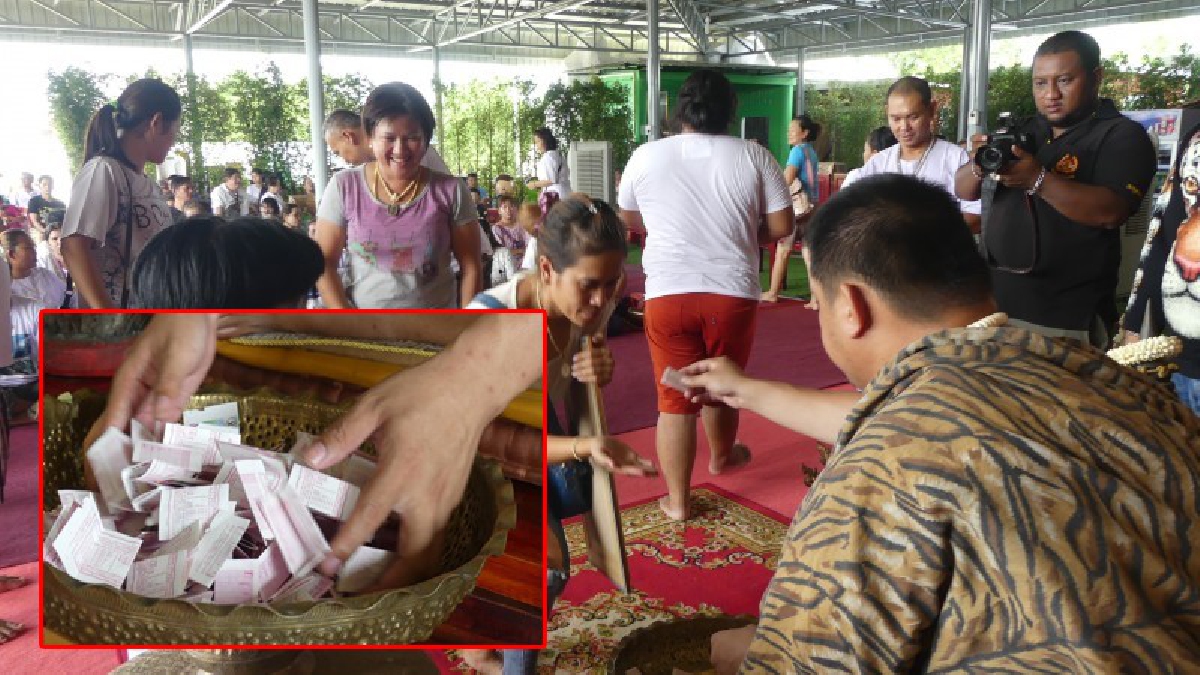ปทุมธานี!! ปชช.หวังโชคลาภแห่รับล๊อตเตอรี่ฟรี หลังถวายมหาสังฆทานที่อาศรมฤาษีเณร เพื่อเป็นขวัญกำลังใจกับผู้ที่อยากมีโชค (มีคลิป)