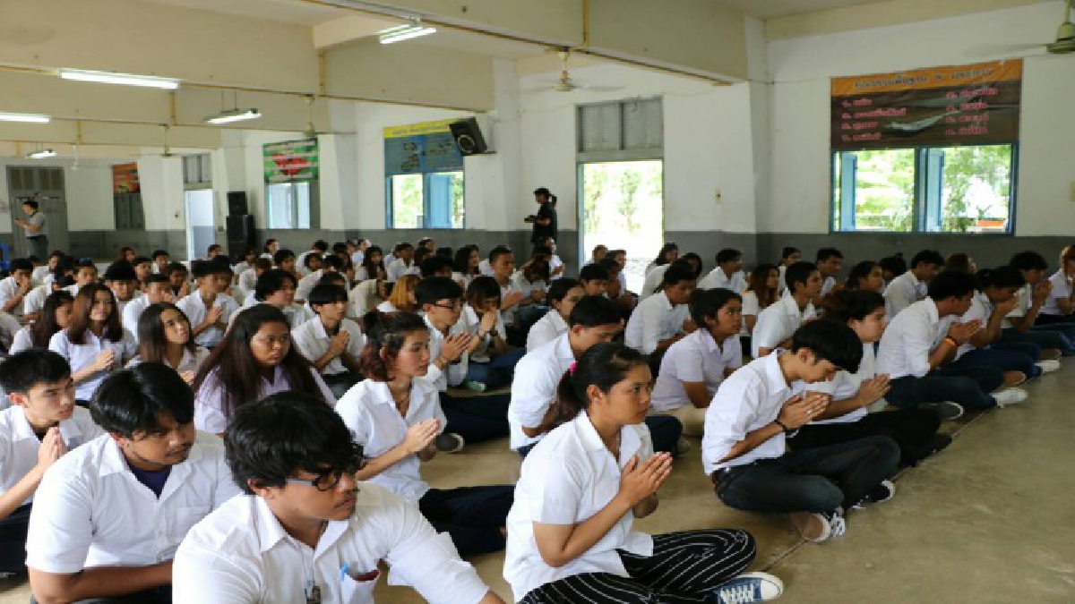 ปทุมธานี!! นศ.กศน.ฝึกระเบียนวินัย ติวเข้มเรียนรู้ประวัติศาสตร์ ชาติไทยและเสริมสร้างความสามัคคี (มีคลิป)