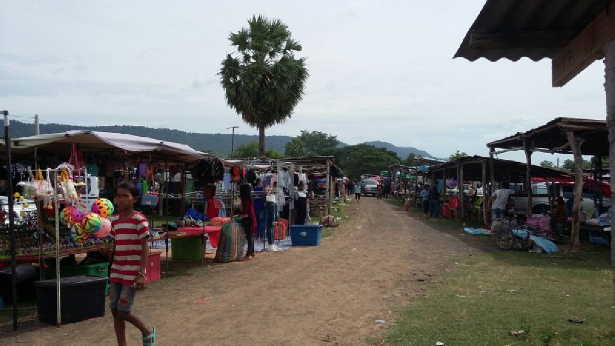 บรรยากาศอึมครึม!! ตลาดนัดทับทิมสยาม ชายแดนไทย-กัมพูชา ซบเซาหนัก ยอดขายวันละ 4-5 หมื่น เหลือ 1,500 บาท (มีคลิป)