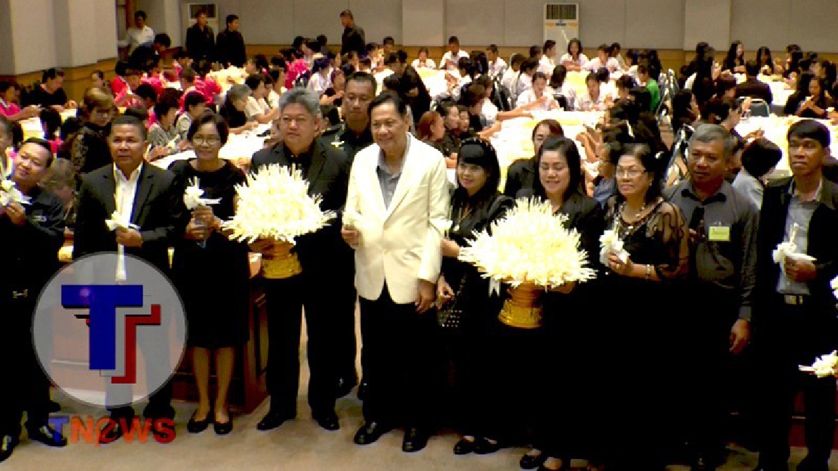 ทำเพื่อพ่อ!! อบจ.แปดริ้ว ผนึกกำลังประชาชน นักเรียน-นักศึกษา พร้อมใจร่วมผลิตดอกไม้จันทน์ให้พ่อ 9,999 ดอก (มีคลิป)