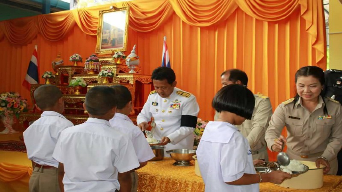 สมเด็จพระเจ้าอยู่หัวมหาวชิราลงกรณ บดินทรเทพยวรางกูร พระราชทานเลี้ยงอาหารกลางวัน แก่นักเรียน-คณะครู-ผู้ปกครอง ในพื้นที่ จ.นครศรีธรรมราช