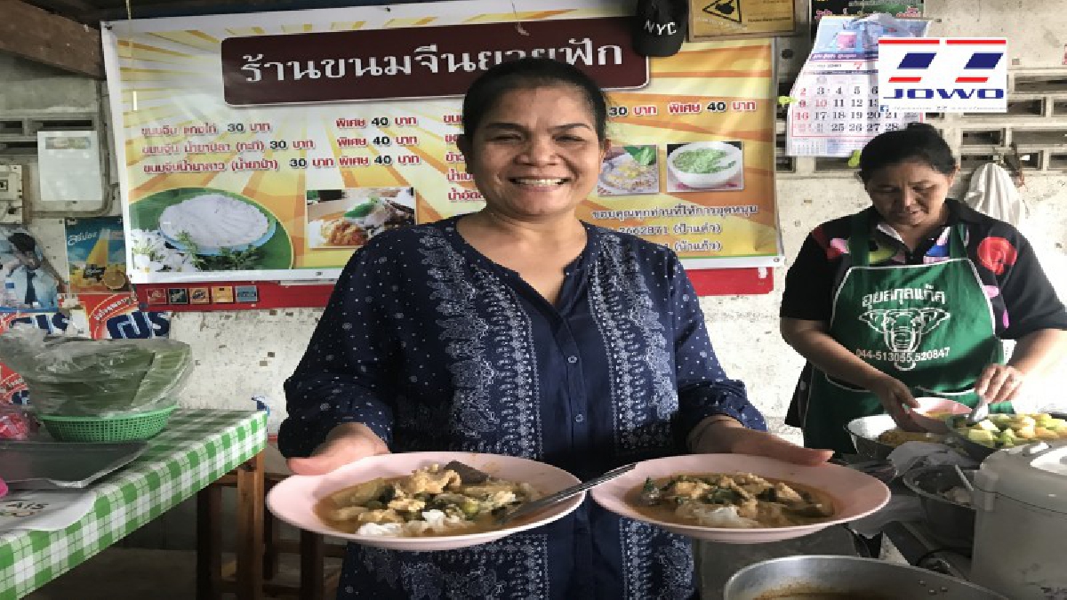 ยอดขายถล่มทลาย!! “ขนมจีนยายฟัก” ของดีขึ้นชื่อประจำเมืองช้าง เข้มข้น เต็มคำ ผักมาเต็ม อร่อยสุดๆ ขายดีมานานกว่า 50 ปี กำไรเดือนเป็นแสน (คลิป)