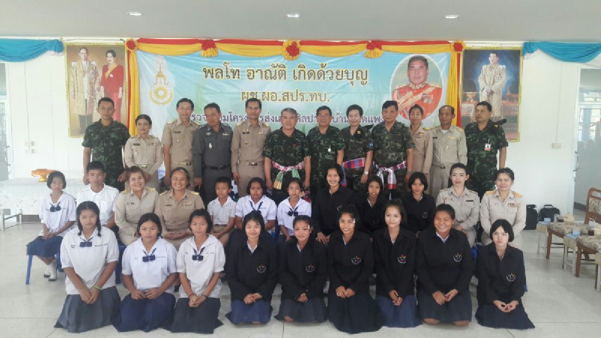 จ.นครพนม ผู้ช่วยผู้อำนวยการสำนักงานประสานงานโครงการอันเนื่องมาจากพระราชดำริและความมั่นคงกองทัพบก ลงพื้นที่ศูนย์ศิลปาชีพหาดแพง (มีคลิป)