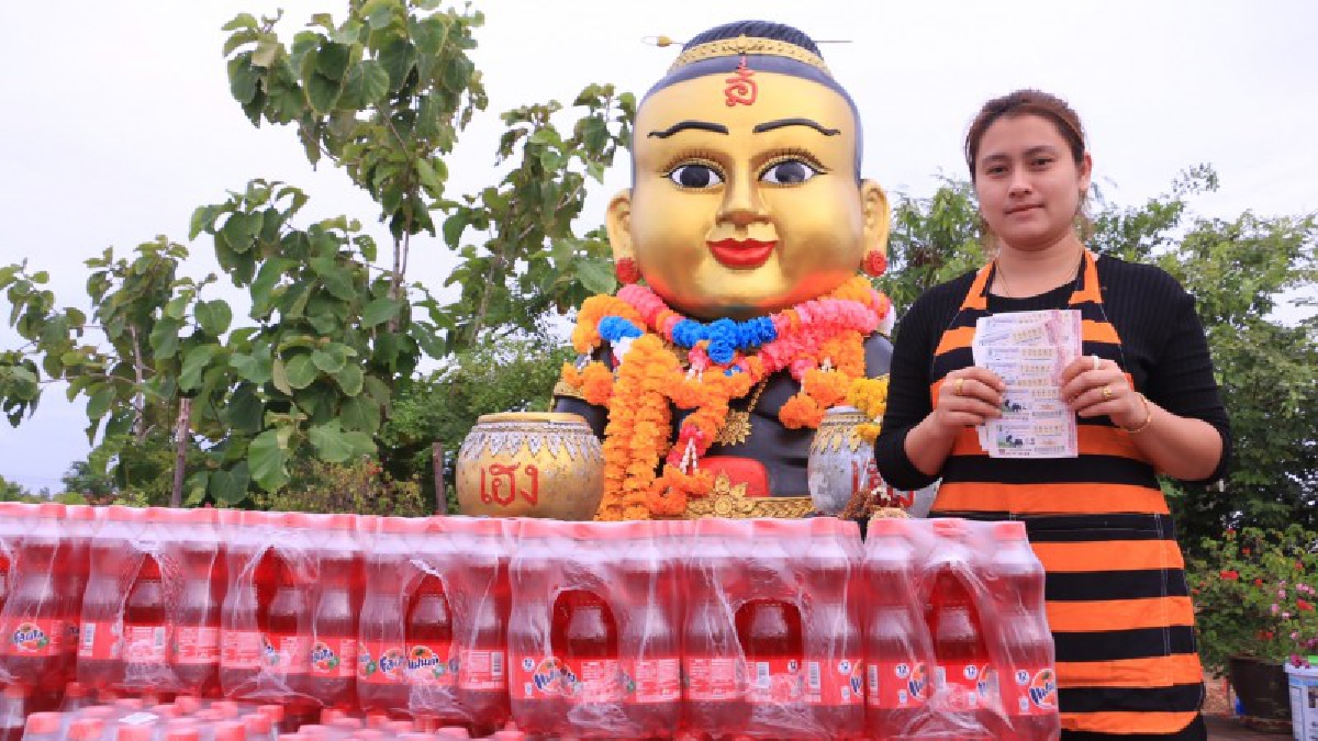 แม่นสมคำร่ำลือ!! แม่ค้าข้าวยำ ขนน้ำแดง 50 แพ็คแก้บน"กุมารเจ้าสัวเฮง" หลังให้โชคถูกเลขท้าย 2 ตัว จำนวน 22 คู่
