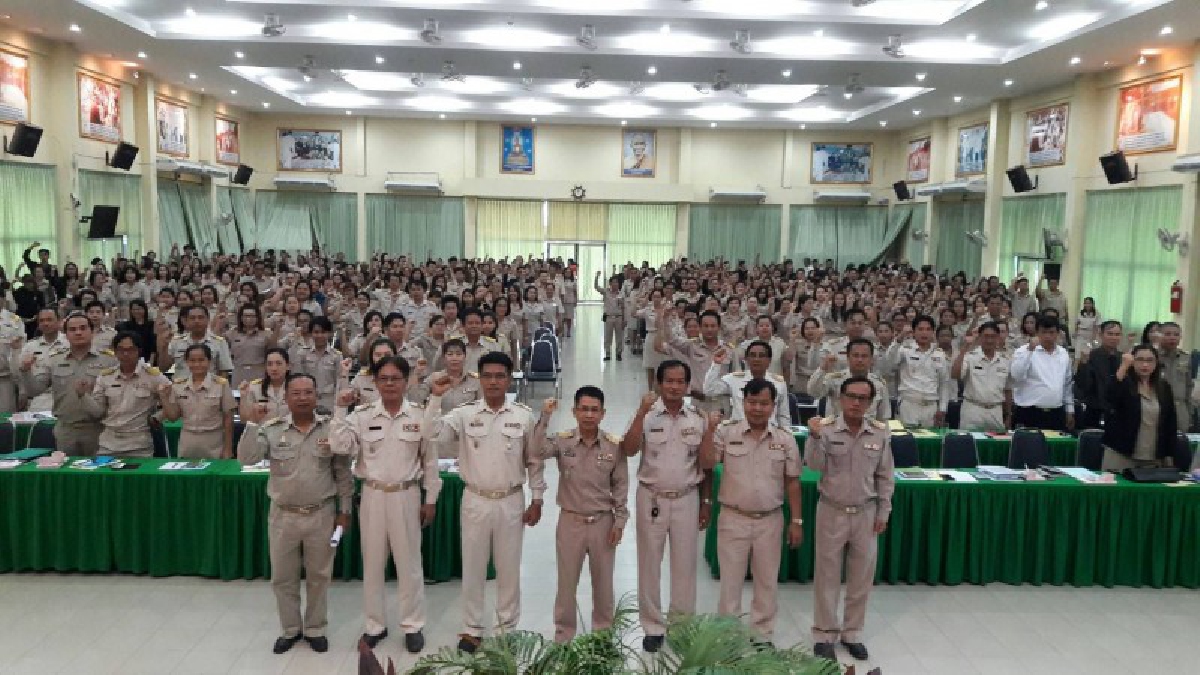 สู่ความเป็นเลิศ!! ข้าราชการครูกว่า 550 คนในสังกัดเขตอำเภอเมืองสระแก้ว ร่วมอบรมตามหลักสูตร PLC : ชุมชนแห่งการเรียนรู้ทางวิชาชีพ (มีคลิป)