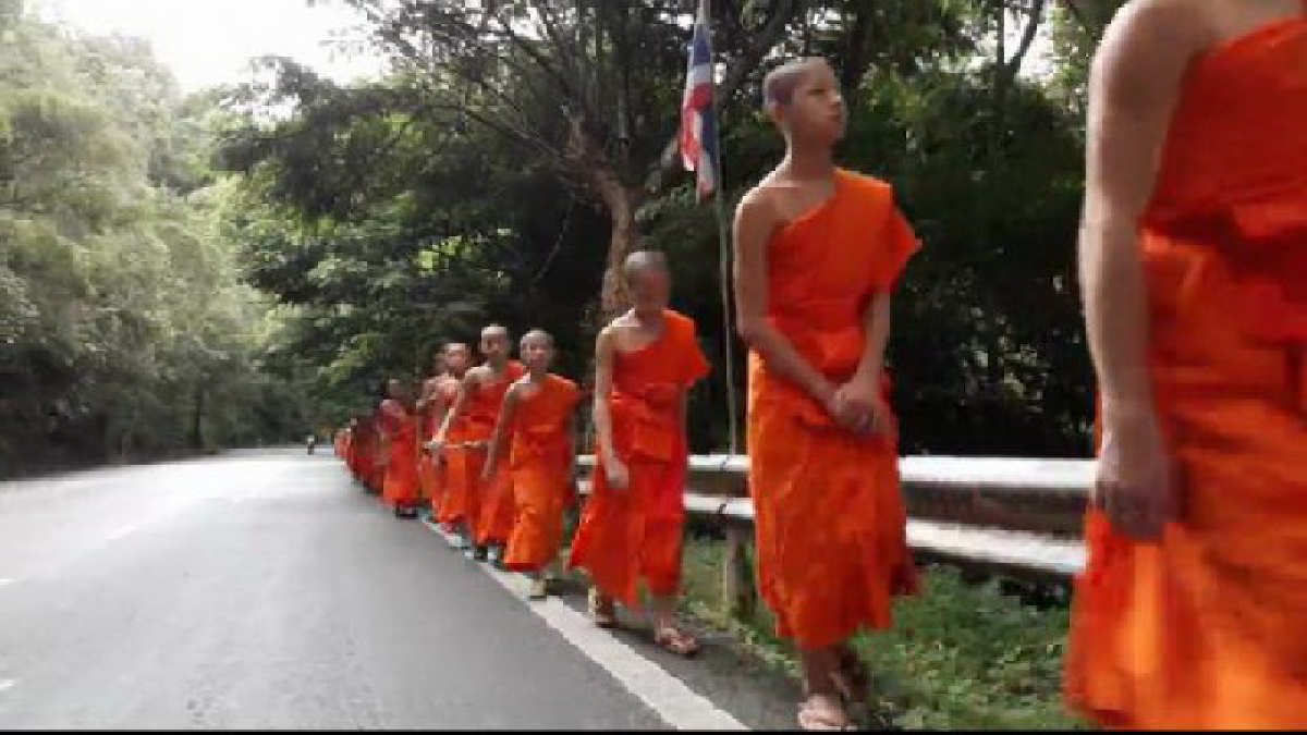 สาธุ!!!สามเณร 350 รูปเดินธรรมยาตราตามรอยครูบาเจ้าศรีวิชัย เดินขึ้นสู่วัดพระธาตุดอยสุเทพระยะทาง 11 กิโลเมตร!!เพื่อฝึกวิริยะบารมีและขันติบารมี