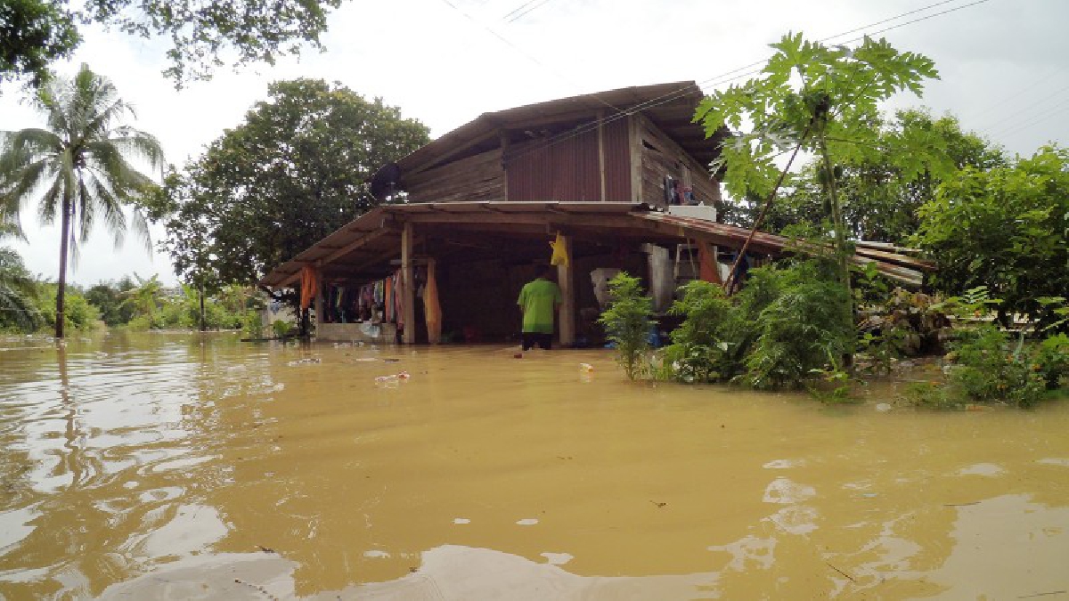 สุดลำบาก!! ผู้ว่ารุดเยี่ยม ให้กำลังใจ มอบของช่วยเหลือและยังคงติดตามปัญหาน้ำท่วม ต.สะตอ เสียหายกว่า 30 หลัง ไม่สามารถออกไปไหนได้!? (คลิป)