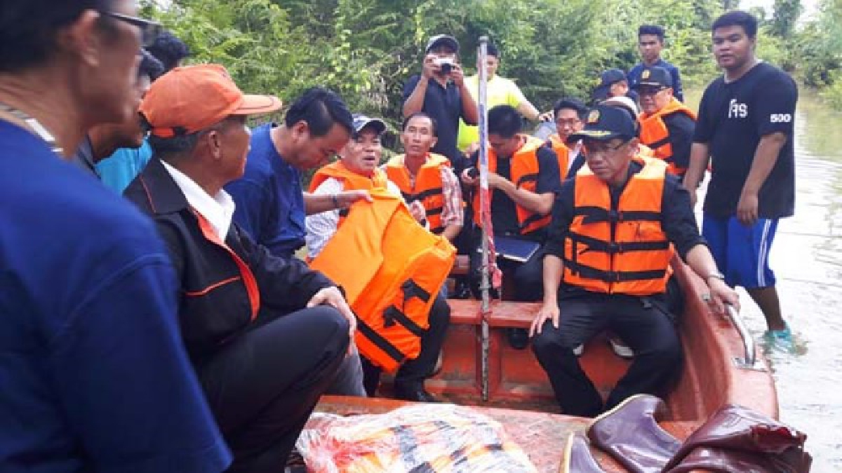 ยโสธร!! ผู้ว่าราชการจังหวัด นำเจ้าหน้าที่นั่งเรือออกสำรวจพื้นที่น้ำท่วม หลังวิกฤตปริมาณน้ำเอ่อล้นตลิ่ง ชาวบ้าน 4 ตำบลเดือดร้อน (คลิป)