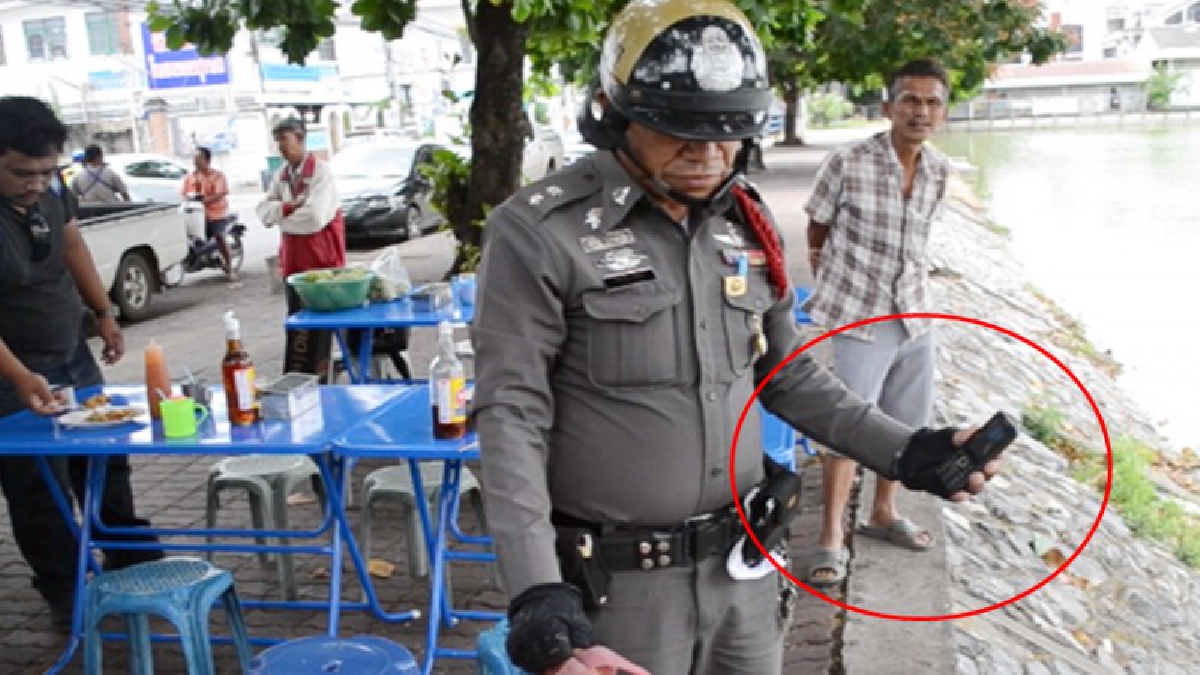 อุทาหรณ์!! ชาวบ้านผวา! "โทรศัพท์-รองเท้า" วางทิ้งริมคลอง-นึกว่ามีคนโดดน้ำ ก่อนโทรในเครื่อง-ต้องอึ้งทั้งโรงพัก! (มีคลิป)