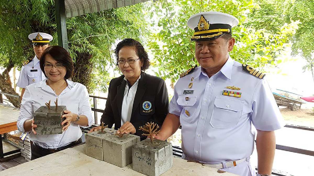 รร.ชุมพลทหารเรือ จัดกิจกรรมปลูกปะการังเทียม เฉลิมพระเกียรติในหลวง ร.10 เนื่องในโอกาสเฉลิมพระชนมพรรษา 65 พรรษา (ชมคลิป)