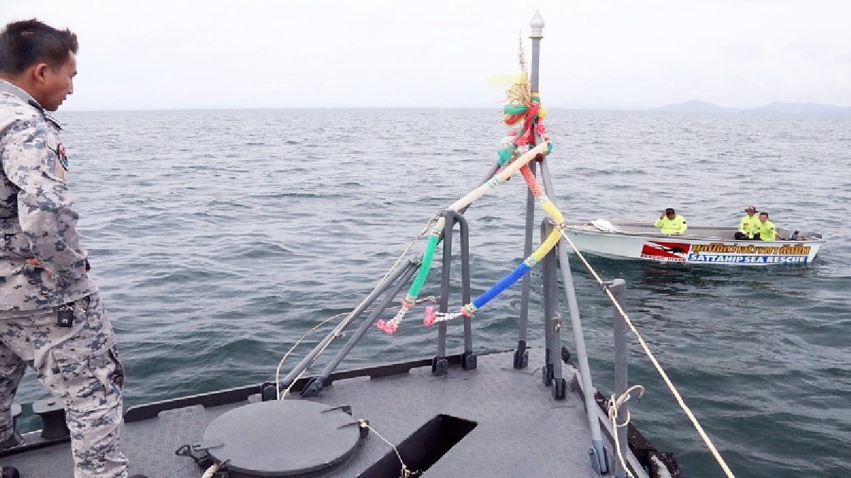 กองทัพเรือส่งเรือรบเร่งค้นหา 8 ลูกเรือประมงถูกเรือน้ำมันชนอับปางกลางทะเล พบรอดชีวิต 5 ราย เสียชีวิต 1 สูญหายอีก 2 (มีคลิป)
