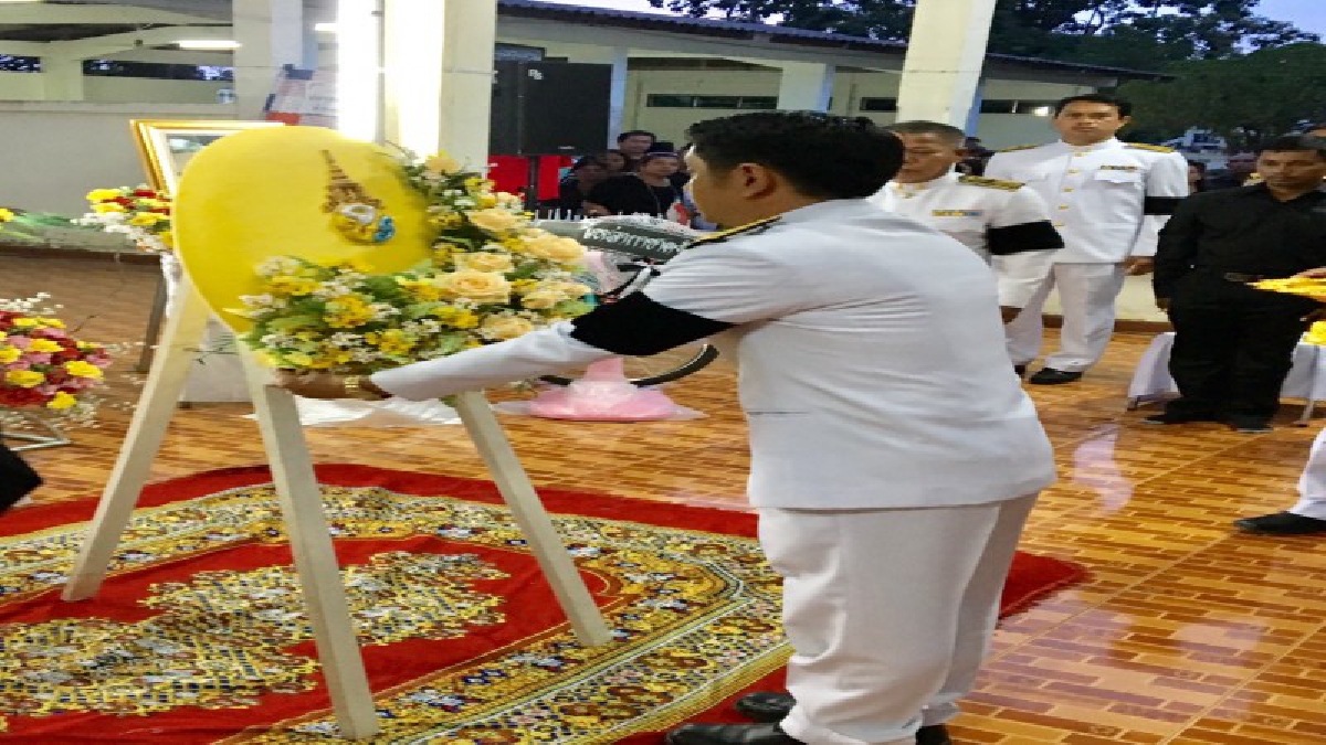 ในหลวงรัชกาลที่ 10 พระราชทานพวงมาลา วางหน้าหีบศพหนุ่มนิสัยดี ฮีโร่ผู้ยอมเสียสละชีวิตตนเพื่อช่วยเหลือผู้อื่นให้พ้นการจมน้ำเสียชีวิต (ชมคลิป)