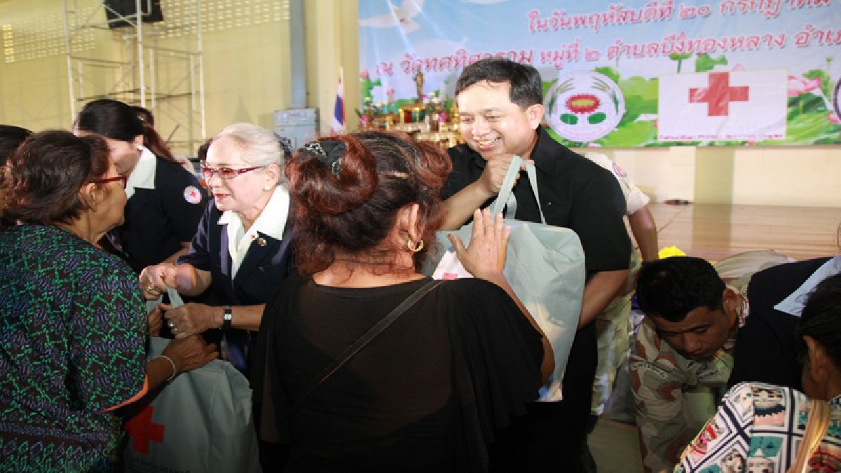 ปทุมธานี ผวจ.นำส่วนราชการออกให้บริการเคลื่อนที่ บำบัดทุกข์ บำรุงสุข สร้างรอยยิ้มให้ประชาชน (มีคลิป)