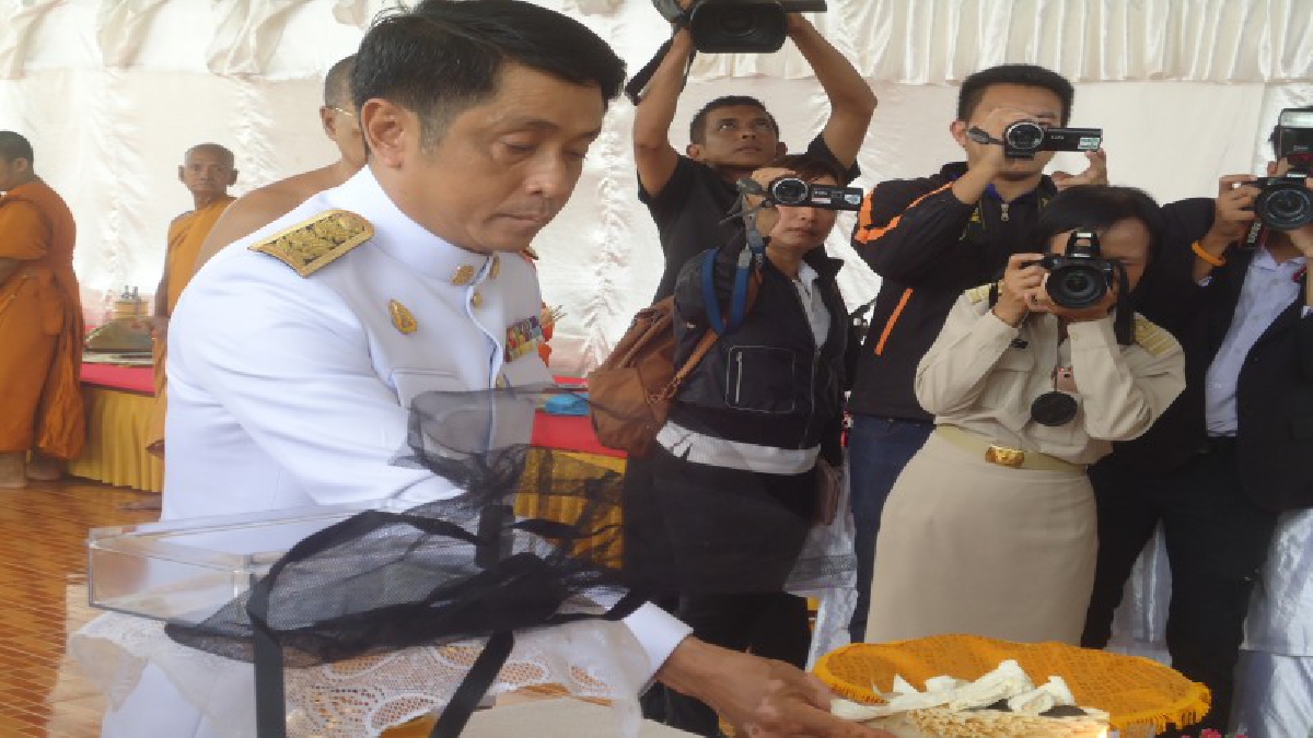 ซาบซึ้งในพระมหากรุณาธิคุณ!! ในหลวง ร.10 ทรงพระราชทานเพลิงศพ หนุ่มฮีโร่ พลเมืองดี ช่วยเหลือเด็กหญิงจมน้ำ แต่ตนเองกลับเสียชีวิตเอง!? (มีคลิป)